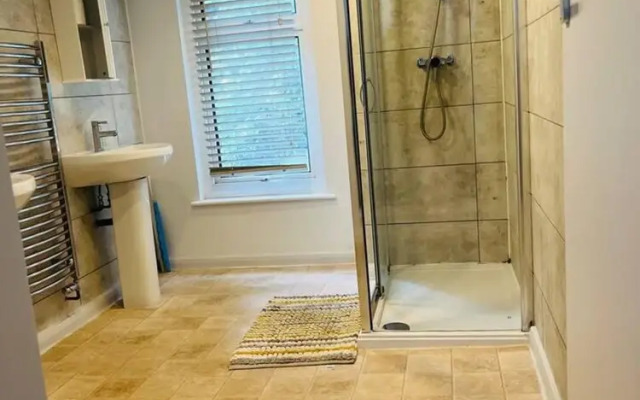 Stunning 2-bed House in Chatham
