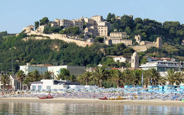 Beautiful tent lodge in Massignano with private terrace