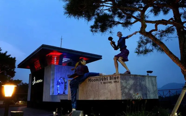 Moonlight Blue Pension