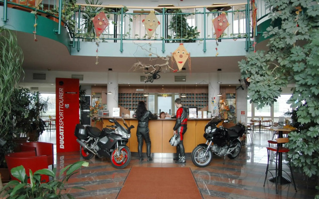 Highway Hotel