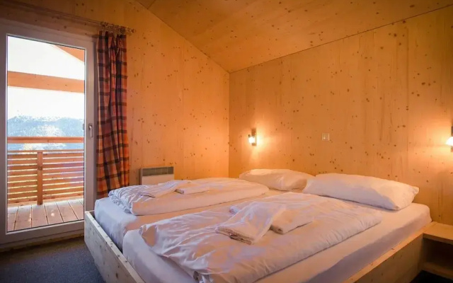 Spacious Chalet With hot tub