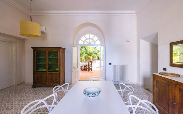 Villa Villari Terrace and Patio by Napoliapartments