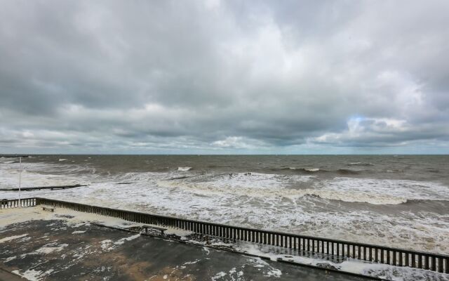 Beachfront Apartment in Grancamp-maisy With Terrace