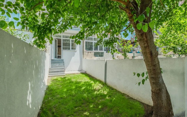 House w Garden 10 min to City s in Beyoglu