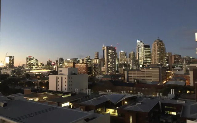Deluxe Sydney Central Penthouse with Pool and Gym