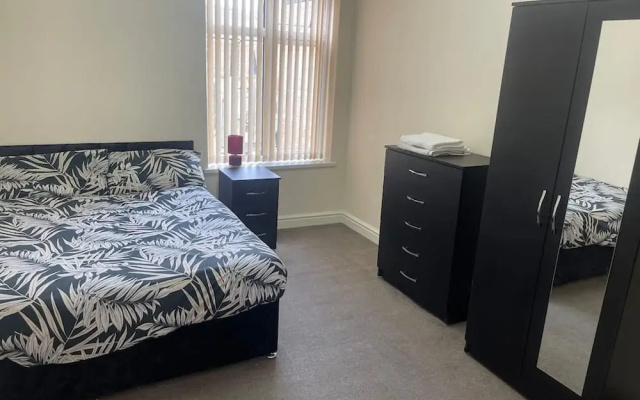 2-bed Apartment - Sleeps 4 - Street Parking - Wifi