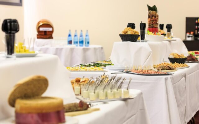 Gatsby Hotel & Restaurant by Happyculture