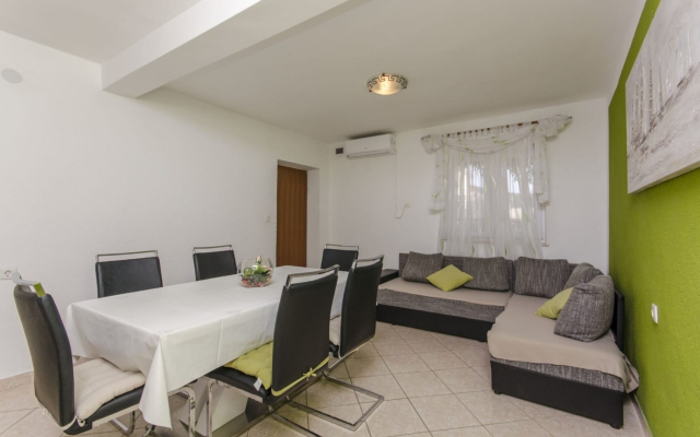 Holiday house More - garden shower: Vinisce, Riviera Trogir