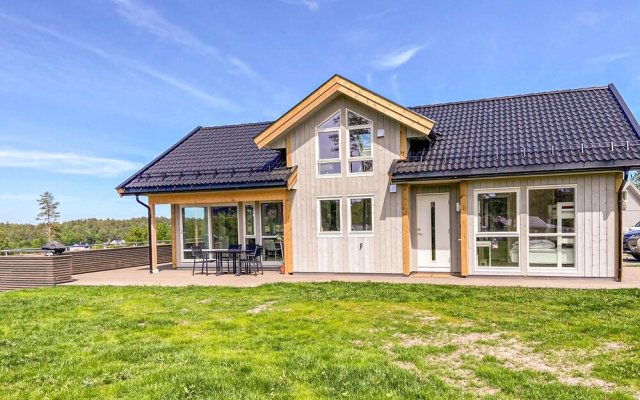 Stunning Home in Færvik With Wifi and 4 Bedrooms