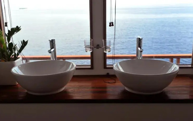 Theia Liveaboard