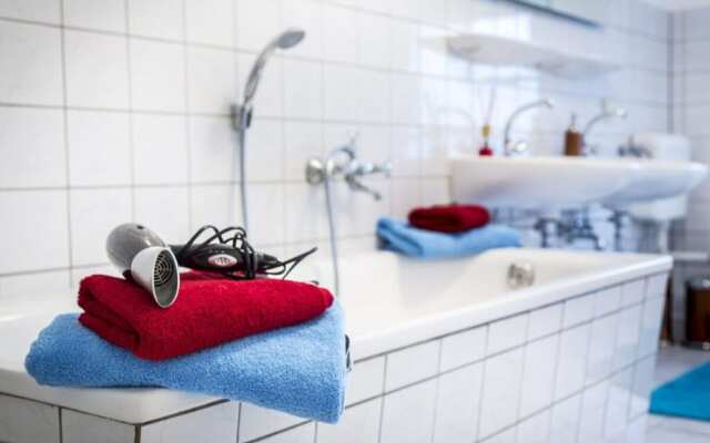 Courtyard View - Manor by the Lake