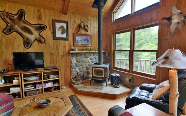 Spacious Cascade Chalet with Cozy Fireplace by RedAwning