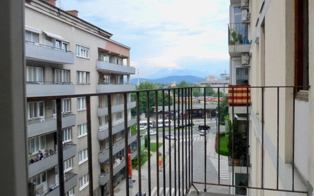 Cozy, Spacious & Sunny in Heart of City Center