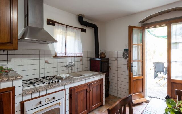 Idyllic Farmhouse With Bbq, Swimming Pool, Terrace, Garden