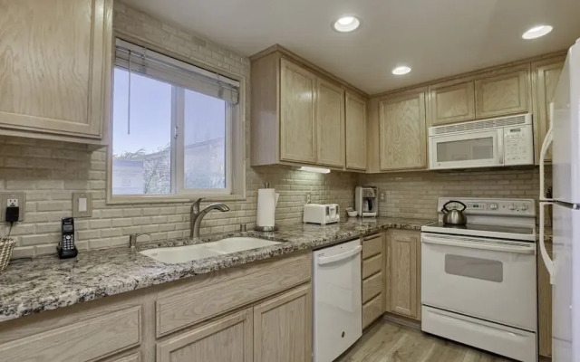 307 Casa Bella 2 Bedroom Condo by Redawning