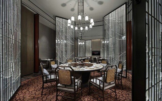 HUALUXE Nanjing Yangtze River by IHG