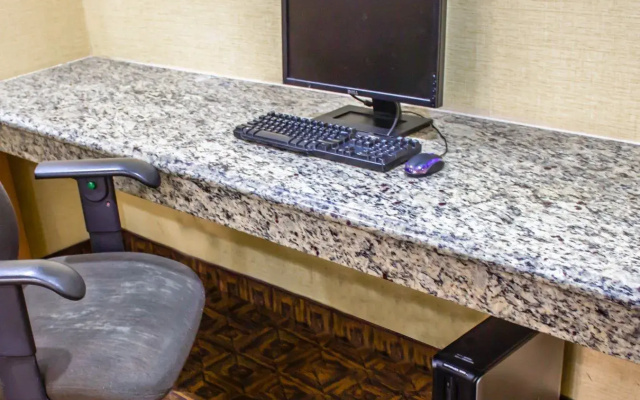 Travelodge by Wyndham Ozone Park