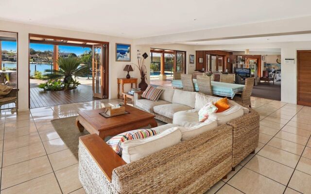 Schman55-Waterfront, Resort-Style Entertainer