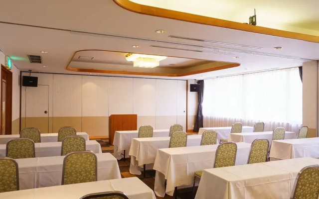 Hotel Hoho "A hotel overlooking the Echigo Plain and the Yahiko mountain range"