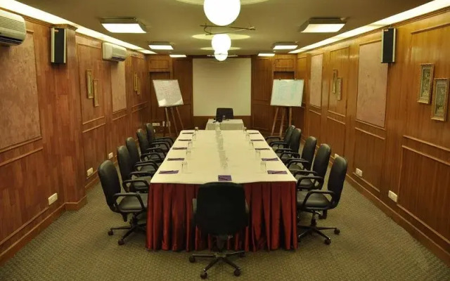 Royal Retreat, OYO Premium Sikanderpur Metro II