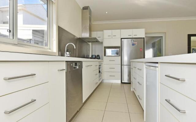 Wangi Lakehouse - renovated Lake Macquarie lakefront Location