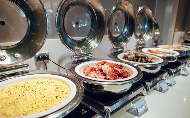 Holiday Inn Warwick Farm by IHG