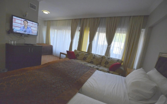 Palace Point Hotel