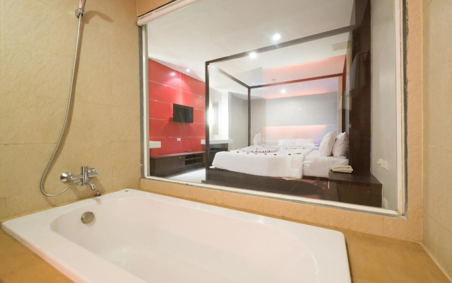Alfresco Phuket Hotel