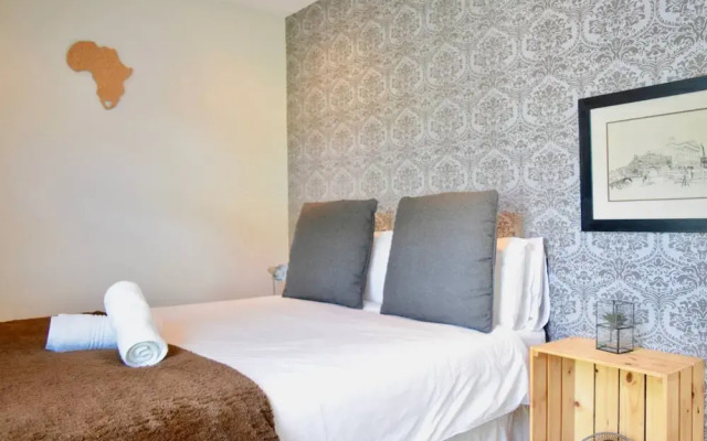 Trendy Home In Secure Complex With Mountain Views