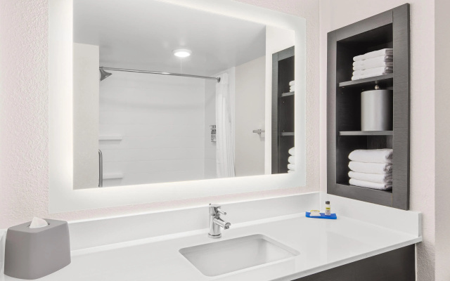 Holiday Inn Express & Suites Greenville-I-85 & Woodruff Rd by IHG