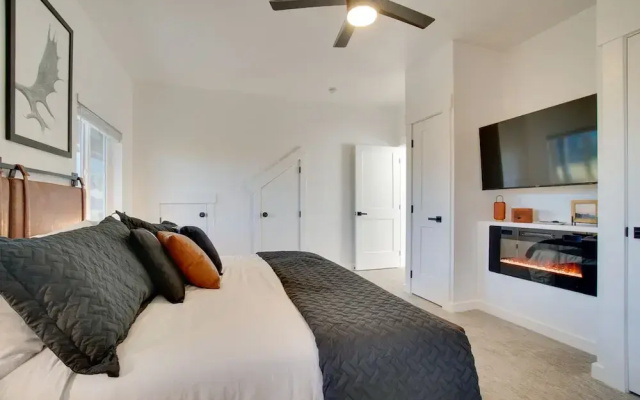 Modern Donnelly Cabin w/ Private Hot Tub