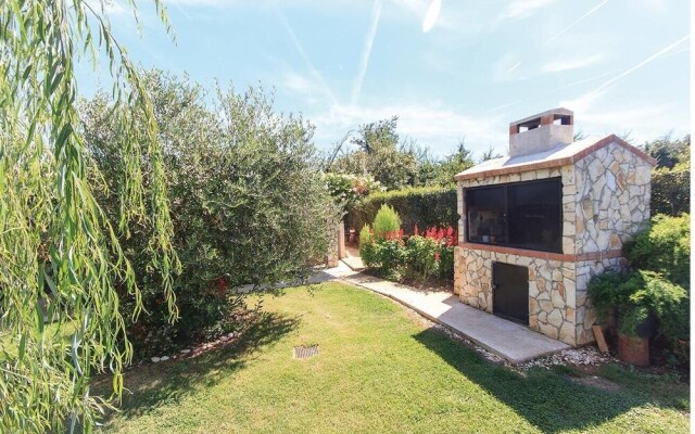 Amazing Home in Liznjan With Wifi and 2 Bedrooms