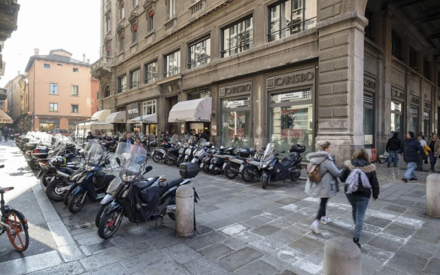 Monolocale tra Piazza del Nettuno e le Due Torri