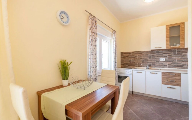 Ana - Free Parking - A4