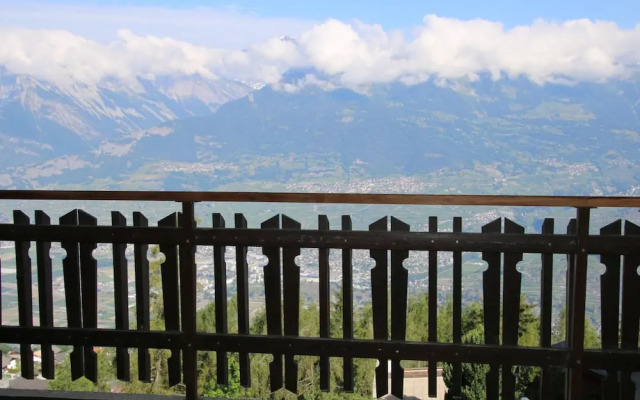 Stunning Apartment With Mountain Views