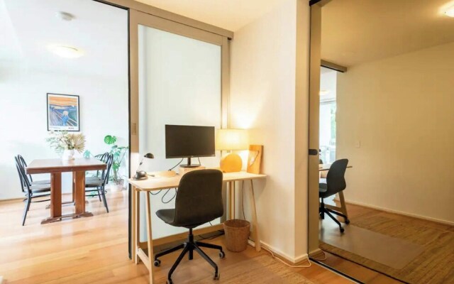 Charming 1BR in Fitzroy w/ Parking, Pool, + Gym!