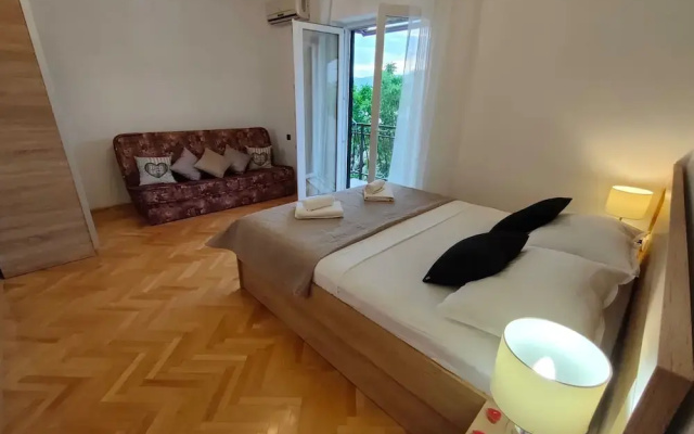 A5 Beachfront apt With a Balcony and sea View