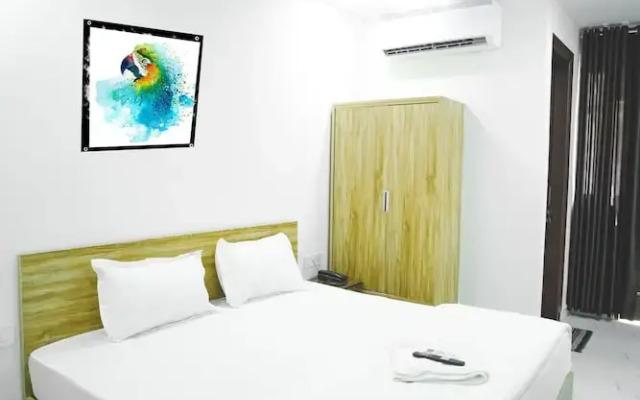 Roomshala 031 Silver Crown Sector 23
