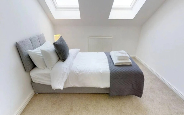 Stayzo - Cole Green Lane - Ideal for Your Next Staycation or Workcation Whole House With Wi-fi