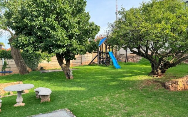 "room in B&B - Adnaan's Secret Garden: Blue Room"