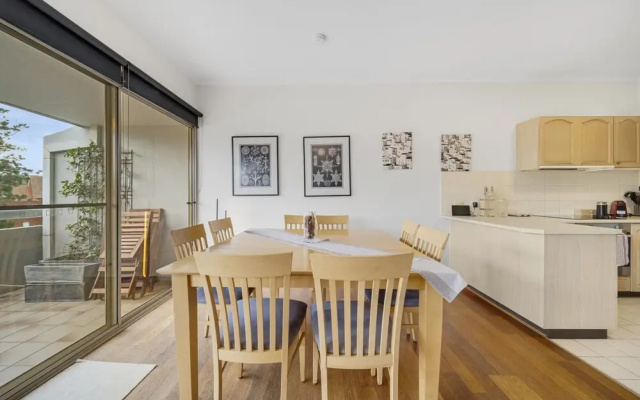 Bright 2-bed With Private Balcony