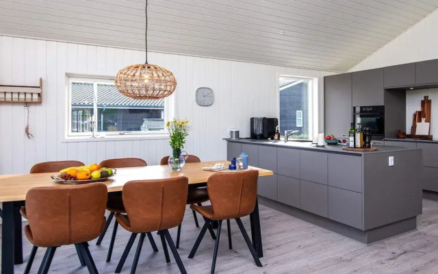 Stylish Lakeview Retreat-by Traum