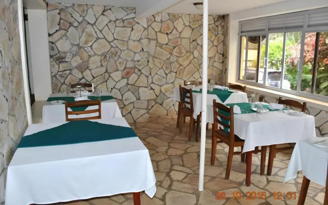 Little Woods Inn