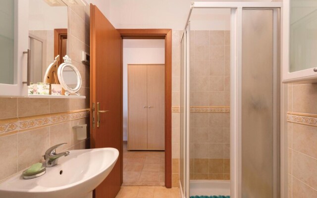 Nice Apartment in Liznjan With Wifi
