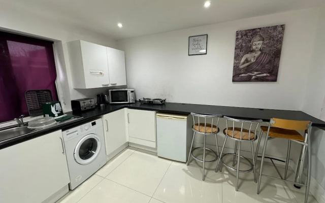 Separate One Bedroom Large Apartment in Slough