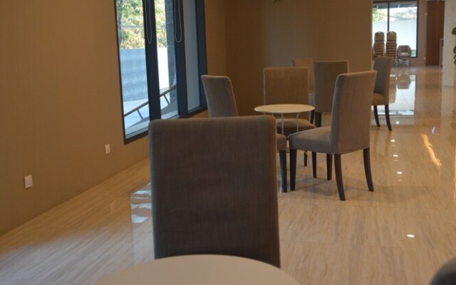 Airport Avenue Hotel