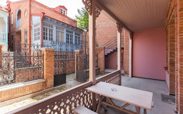 Apartment On Saadi Str Old Tbilisi