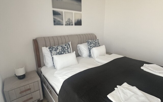 WaterFront City Apartments by UrbanRent