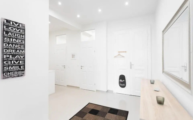 Bright Red Heart Apartment in Leopoldstadt