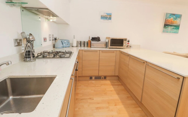9 Headland Point